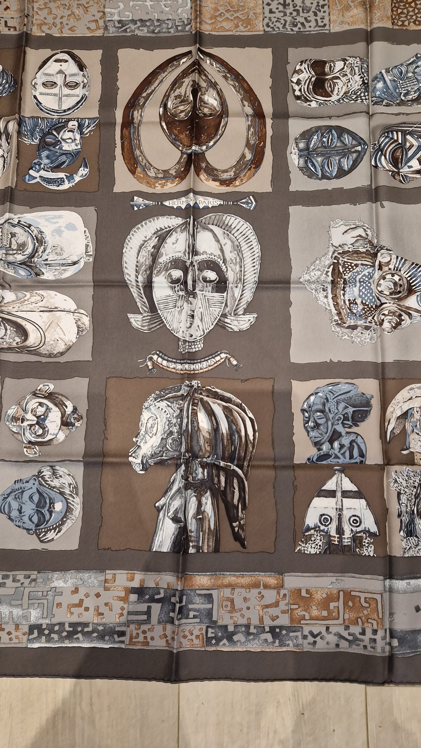 Persona Carre Hermès par Loîc Dubigeon automne-hiver 2003 éditon spéciale couleur sépia – Image 3