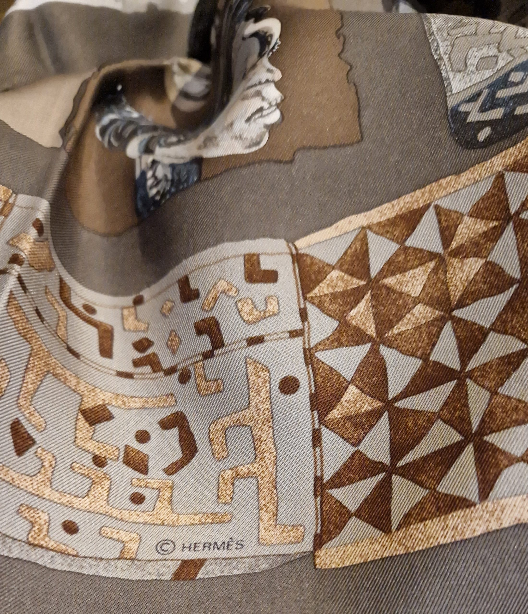 Persona Carre Hermès par Loîc Dubigeon automne-hiver 2003 éditon spéciale couleur sépia – Image 4