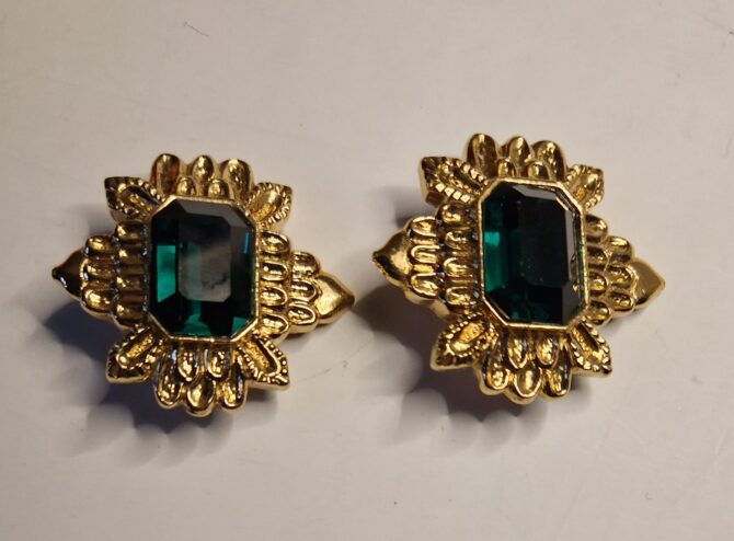 Paire de grands  clips d'oreille  Guy Laroche – Image 4