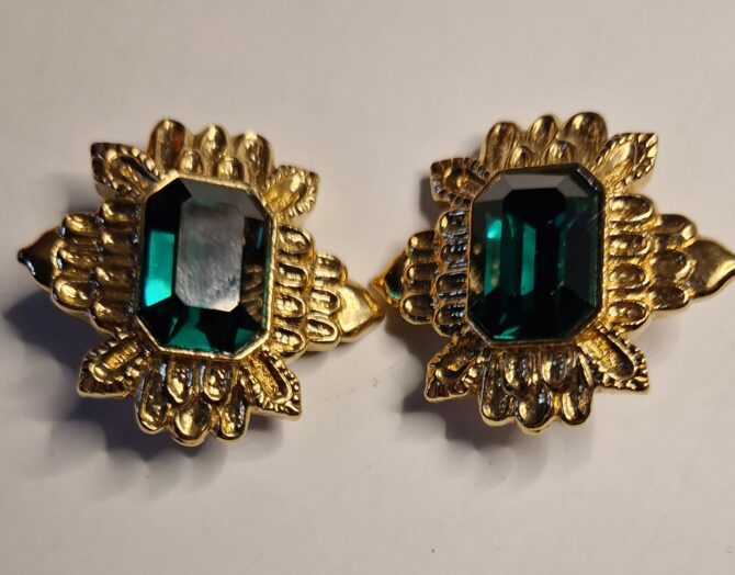 Paire de grands  clips d'oreille  Guy Laroche – Image 5