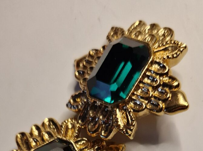Paire de grands  clips d'oreille  Guy Laroche – Image 6