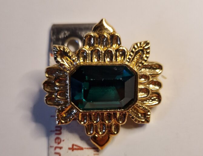Paire de grands  clips d'oreille  Guy Laroche – Image 9
