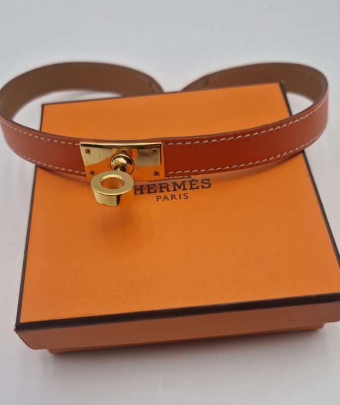 Bracelet HERMES  Kelly double tour en cuir , livré dans sa boite. Etat parfait – Image 2
