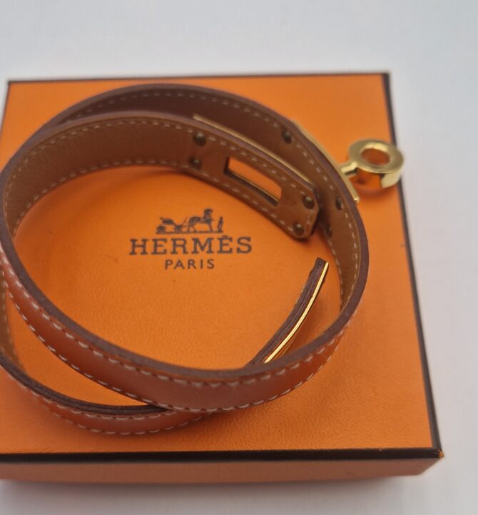 Bracelet HERMES  Kelly double tour en cuir , livré dans sa boite. Etat parfait – Image 3