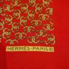 Ce carré Hermès vintage aux motifs de fer à cheval est chic et classique