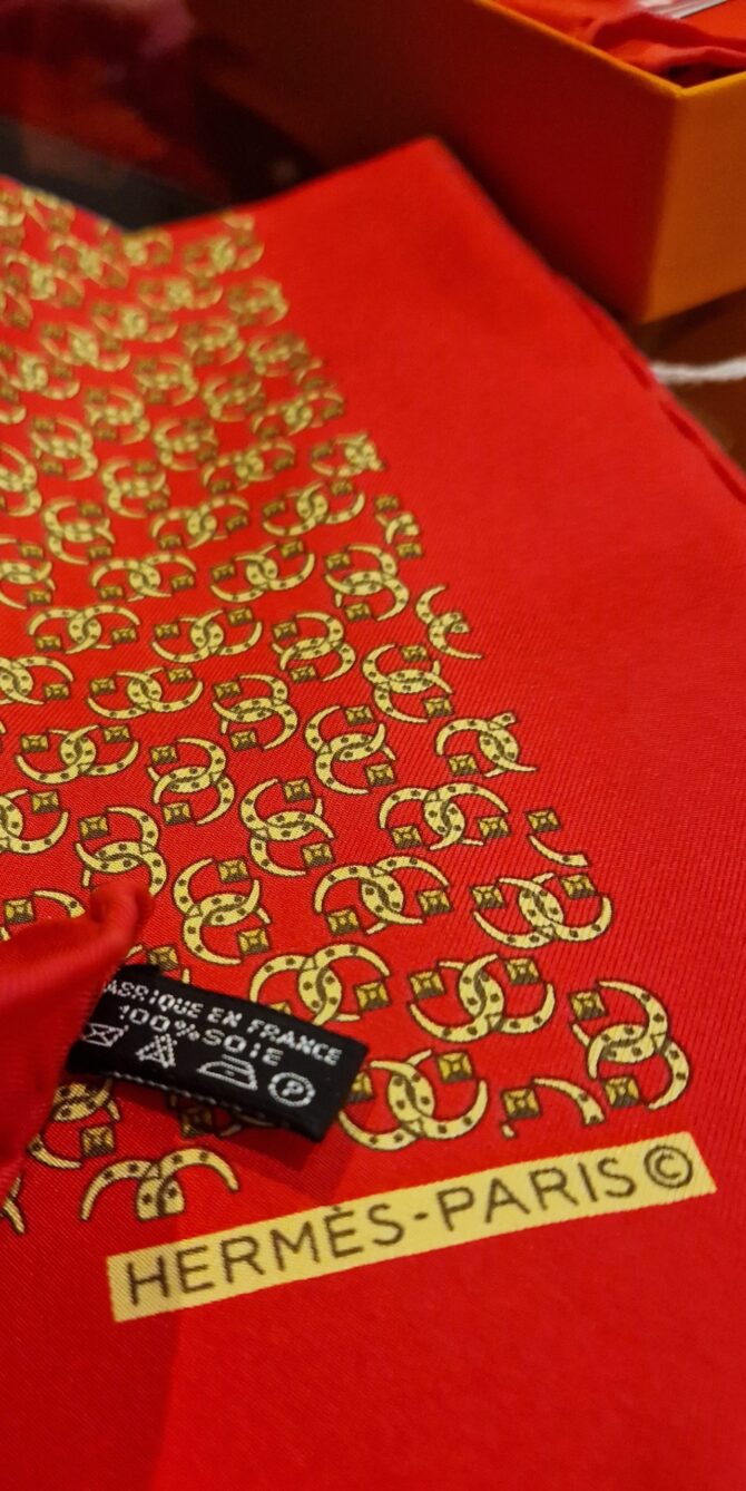 Pochette en soie motifs fers à cheval croisés – Image 2