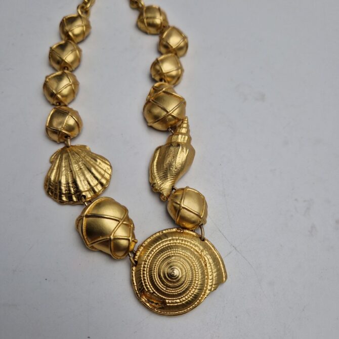 Collier KENZO en métal doré thème coquillages – Image 2