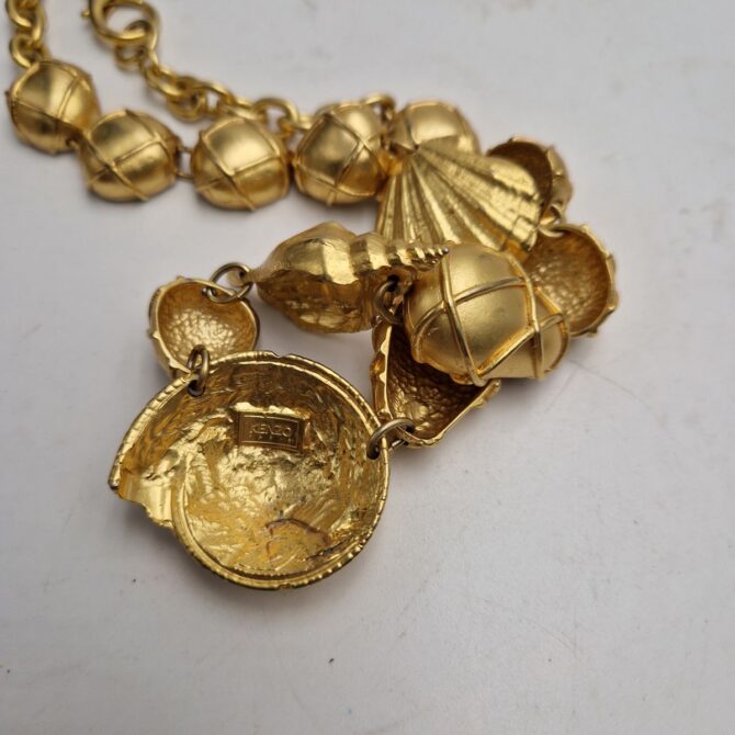 Collier KENZO en métal doré thème coquillages – Image 3