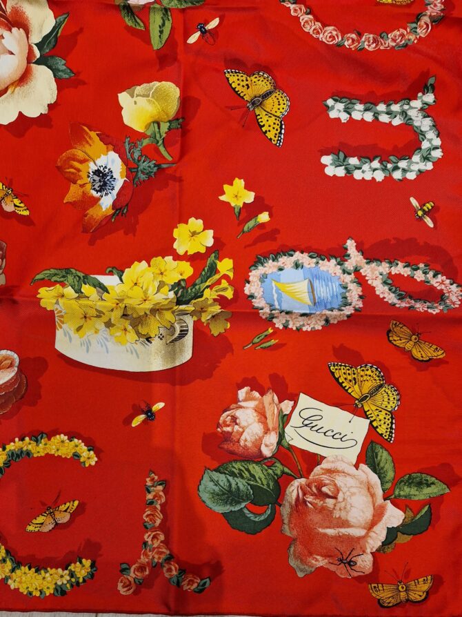 Foulard Gucci fleurs  à l'état neuf livré dans la boîte – Image 3