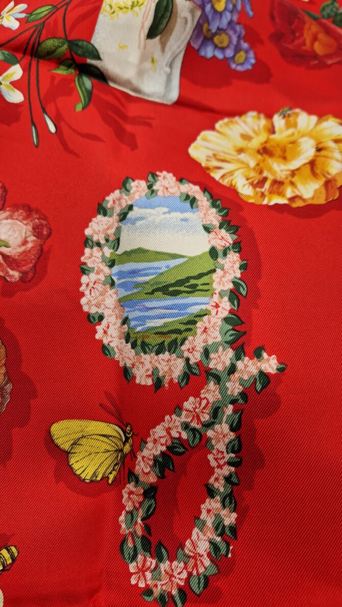 Foulard Gucci fleurs  à l'état neuf livré dans la boîte – Image 5