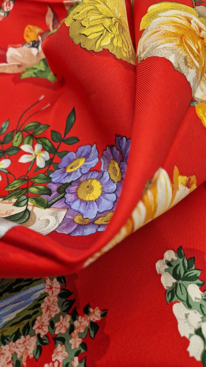 Foulard Gucci fleurs  à l'état neuf livré dans la boîte – Image 6
