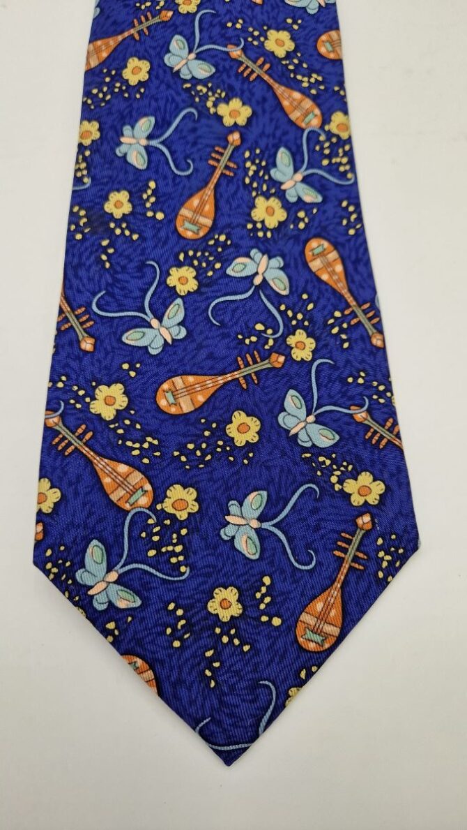 Cravate HERMES motif Mandolines et papillons   Etat neuf , livrée dans sa boîte – Image 3
