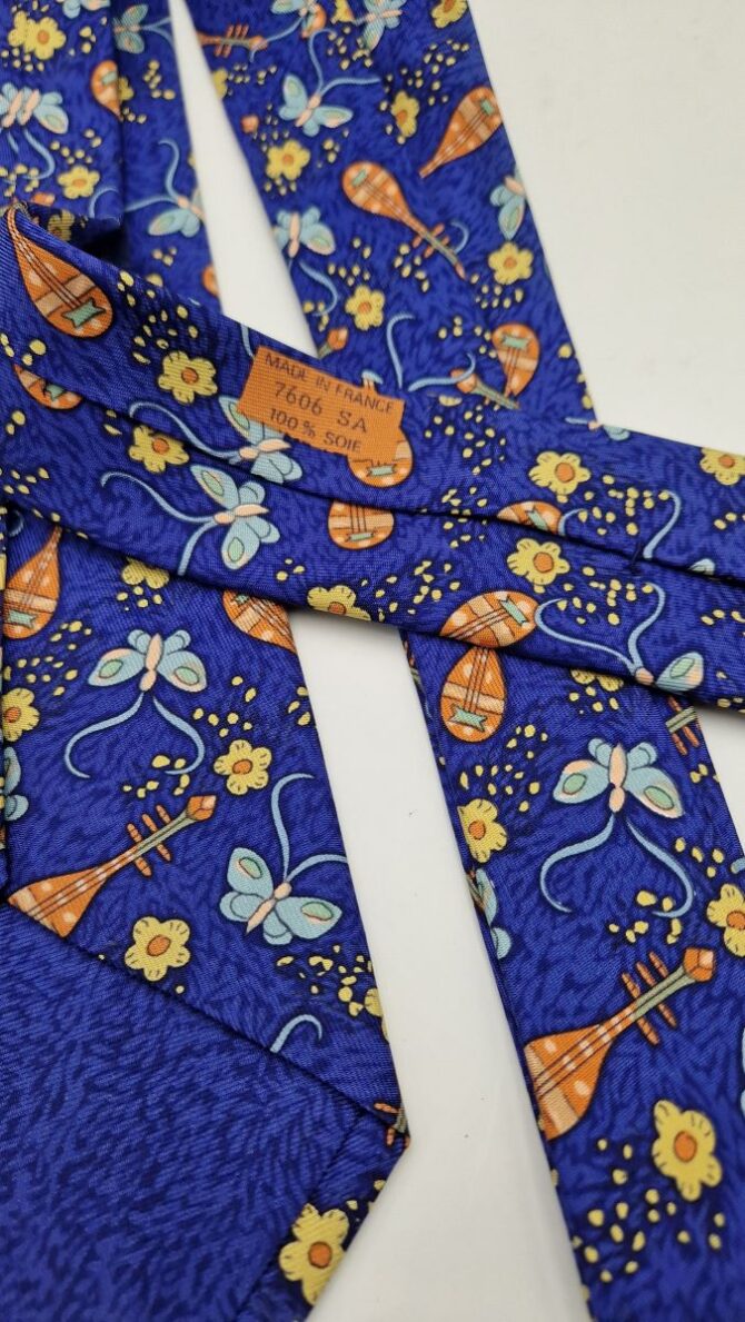 Cravate HERMES motif Mandolines et papillons   Etat neuf , livrée dans sa boîte – Image 5
