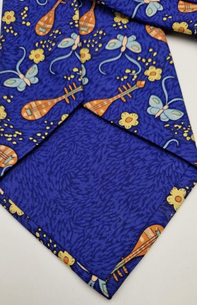 Cravate HERMES motif Mandolines et papillons   Etat neuf , livrée dans sa boîte – Image 6