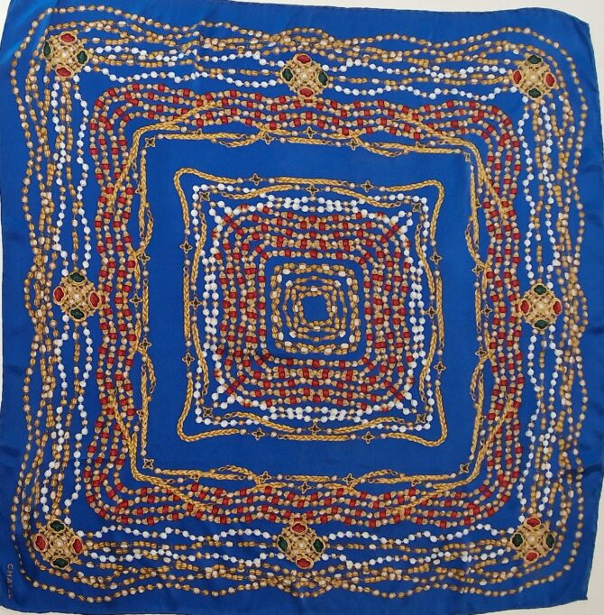 Foulard Chanel en soie thème sautoirs – Image 3
