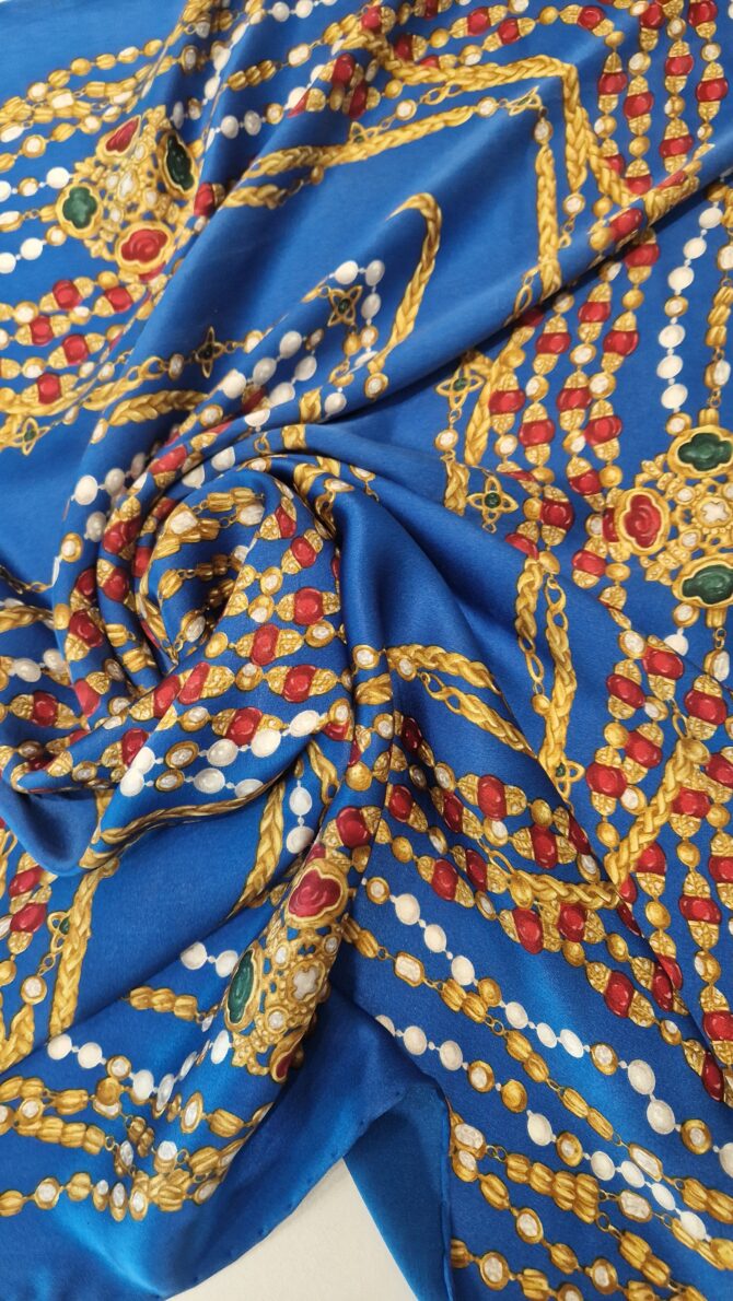 Foulard Chanel en soie thème sautoirs – Image 2