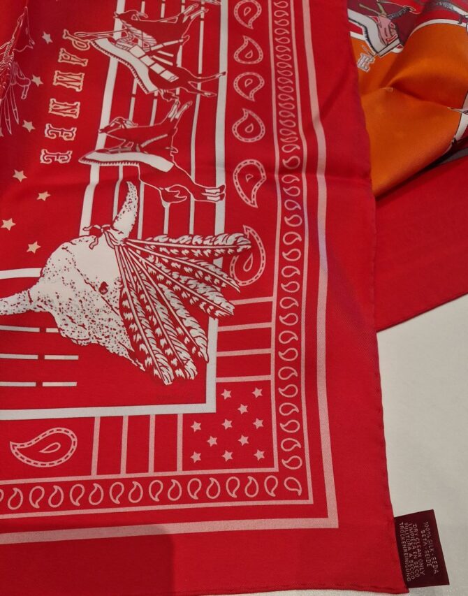 Carré Hermès double face à l'état neuf avec son étiquette L'indien Pani La shar Pawnee par Kermit Oliver – Image 7