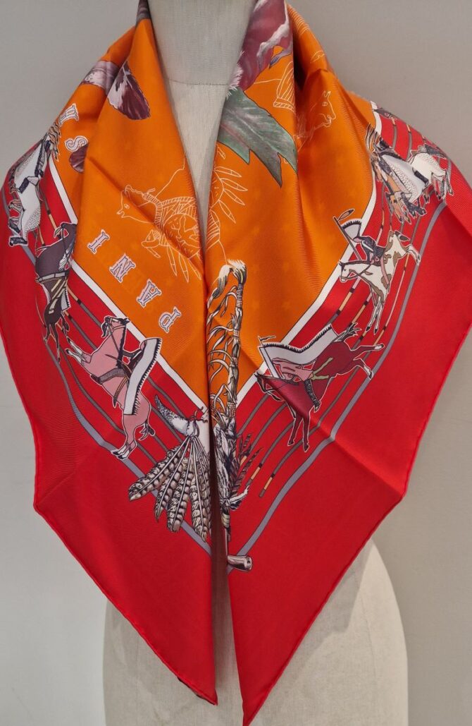 Carré Hermès double face à l'état neuf avec son étiquette L'indien Pani La shar Pawnee par Kermit Oliver – Image 4