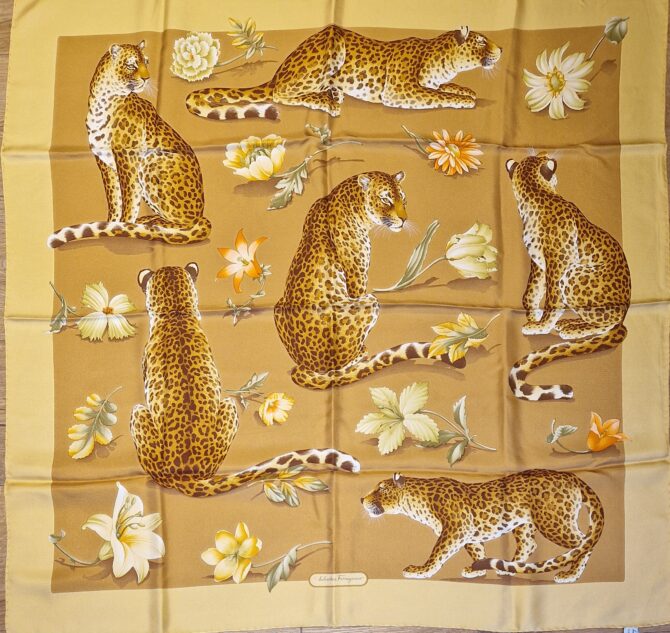foulard en soie salvatore ferragamo