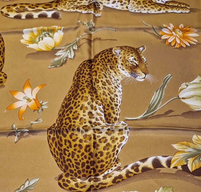 Foulard en soie Ferragamo  félins parmi les fleurs – Image 2