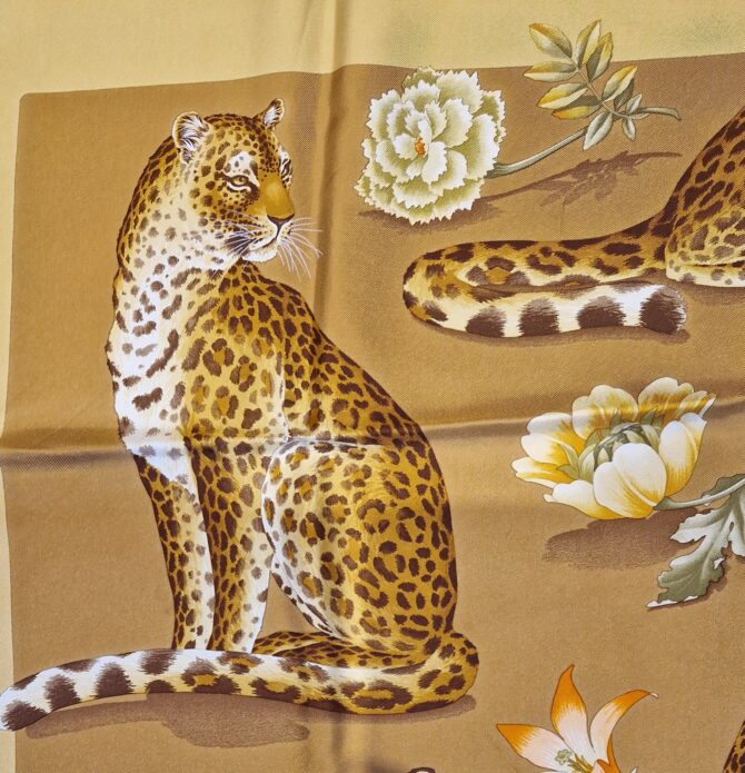 Foulard en soie Ferragamo  félins parmi les fleurs – Image 3