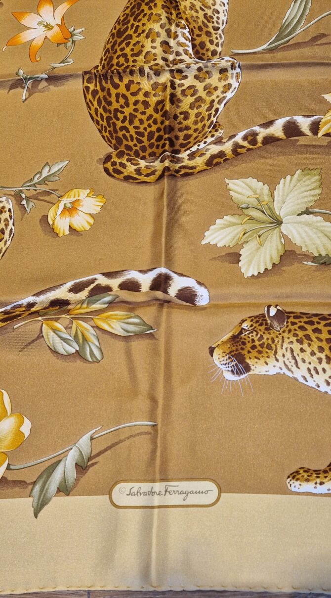 Foulard en soie Ferragamo  félins parmi les fleurs – Image 4