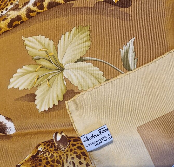 Foulard en soie Ferragamo  félins parmi les fleurs – Image 5