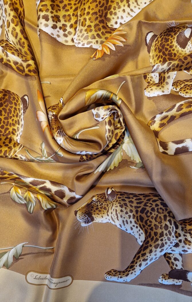 Foulard en soie Ferragamo  félins parmi les fleurs – Image 7