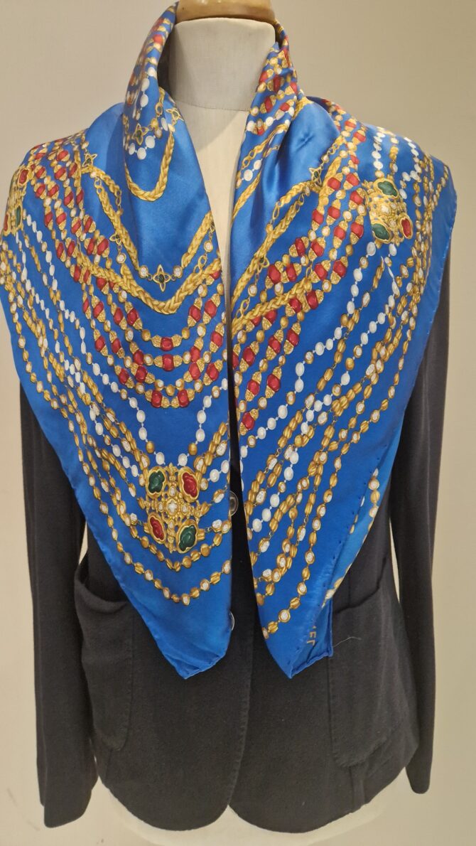 Foulard Chanel en soie thème sautoirs – Image 5