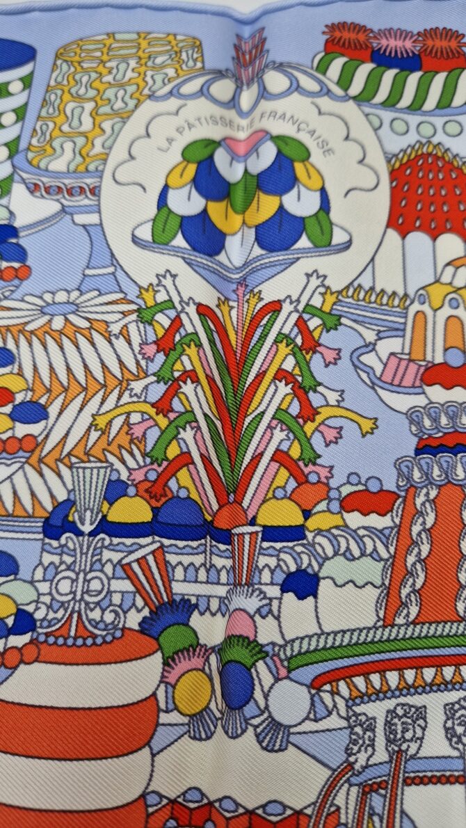 Carré Hermès 42 cm soie La pâtisserie française par Pierre Marie à l état neuf – Image 3