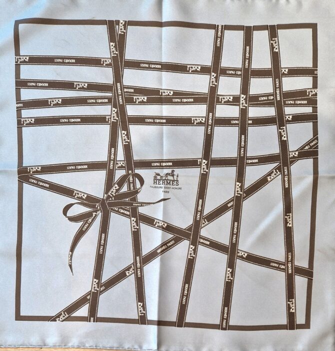 Rare carré Hermès 42 cm soie Bolduc , édition spéciale avec son étiquette Milan 1987 – Image 5