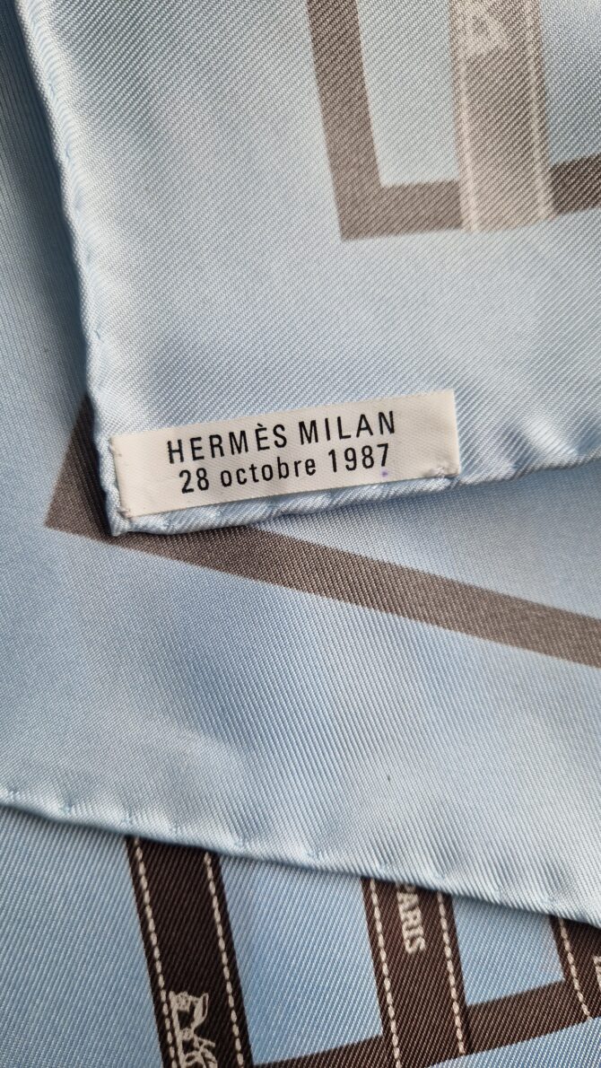 Rare carré Hermès 42 cm soie Bolduc , édition spéciale avec son étiquette Milan 1987 – Image 2