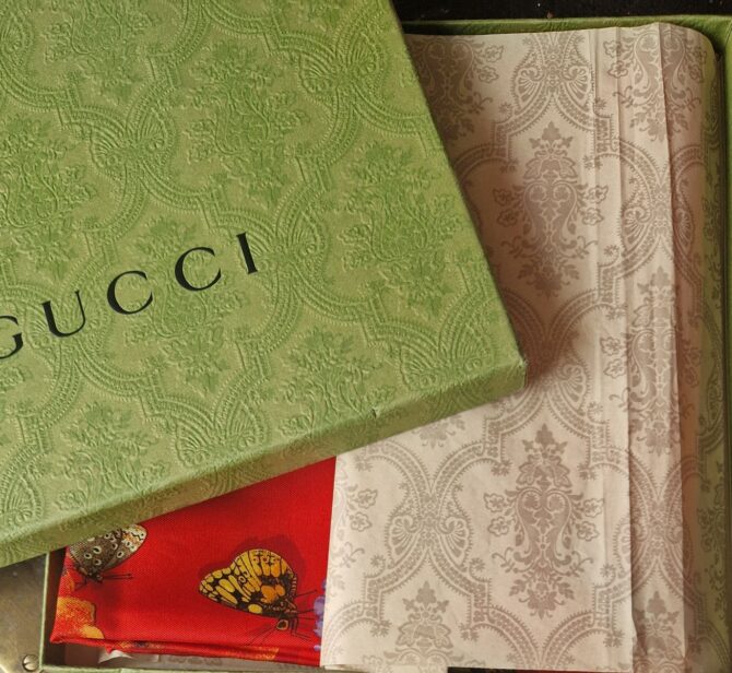 Foulard Gucci fleurs  à l'état neuf livré dans la boîte – Image 2