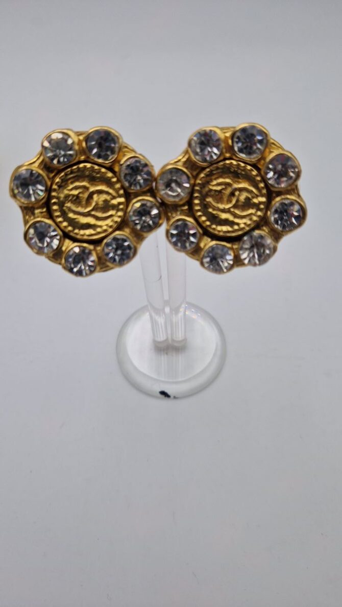 Grands clips d'oreille CHANEL vintage en métal doré et strass Logo CC – Image 5