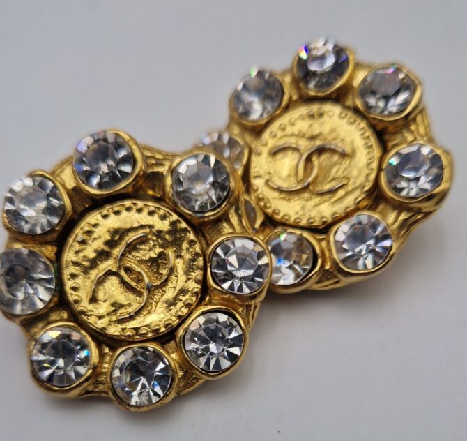 Grands clips d'oreille CHANEL vintage en métal doré et strass Logo CC – Image 6