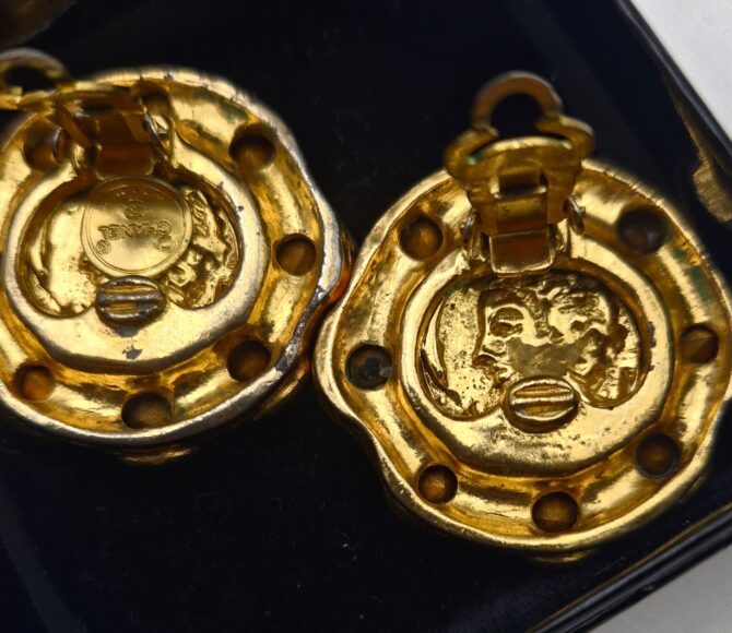 Grands clips d'oreille CHANEL vintage en métal doré et strass Logo CC – Image 3