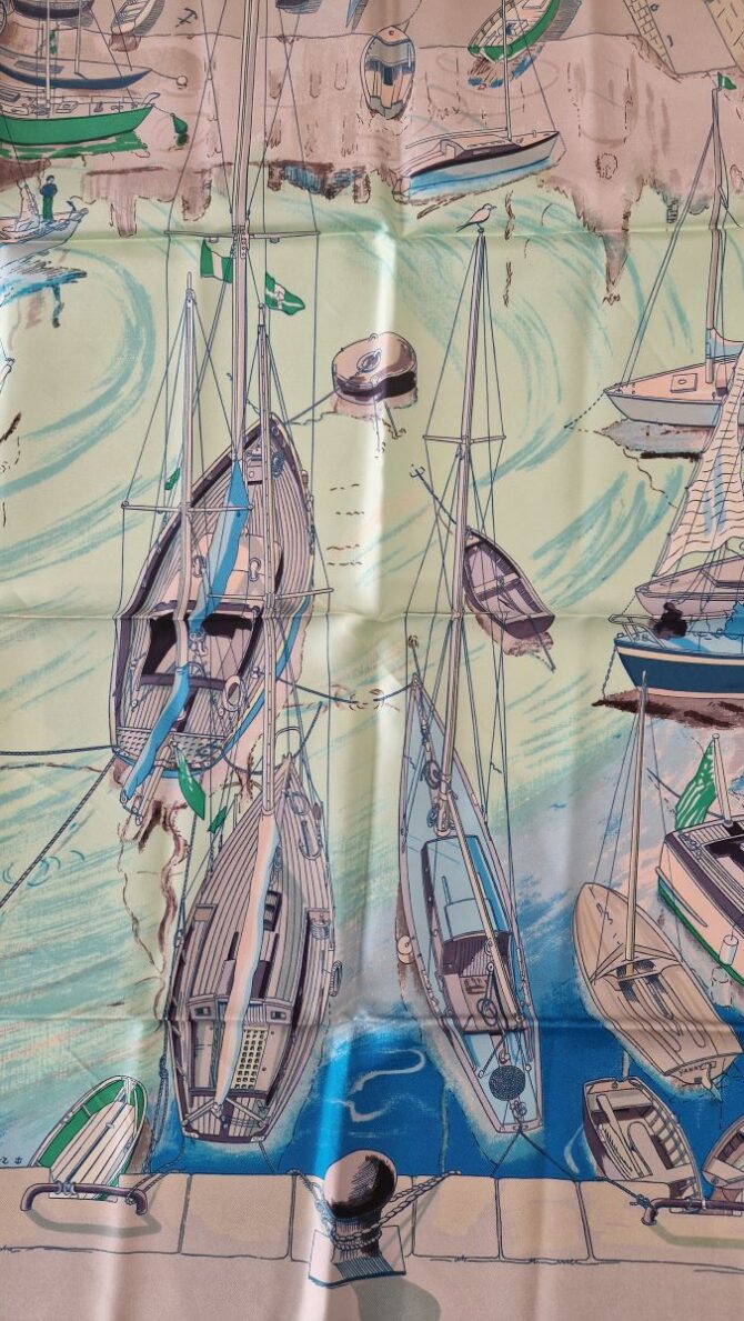 Carré Hermès Belle île en mer , le port par Philippe Dauchez 1960 Disponible dans d'autres coloris – Image 4