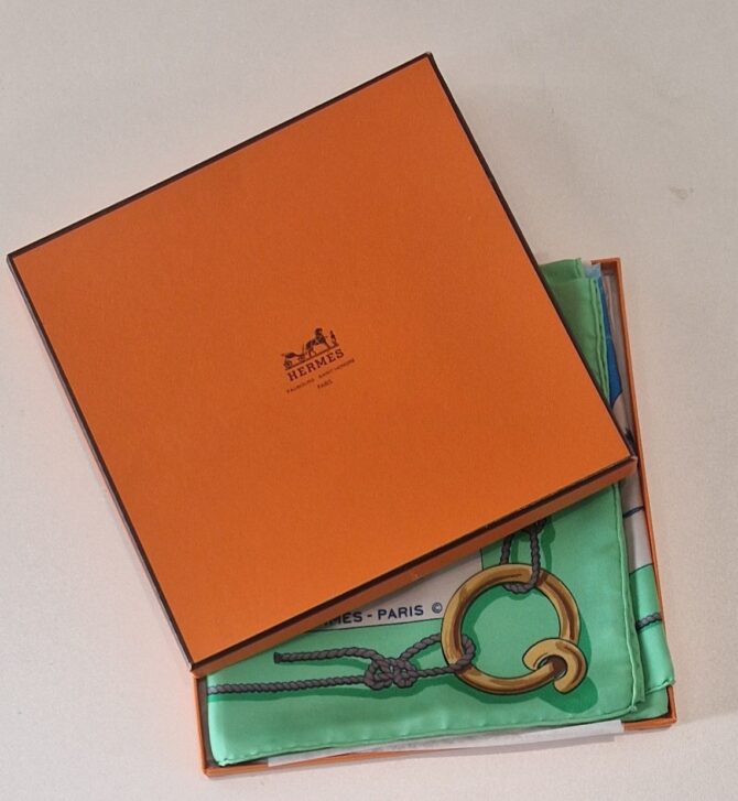 Carré Hermès Belle île en mer , le port par Philippe Dauchez 1960 Disponible dans d'autres coloris – Image 2