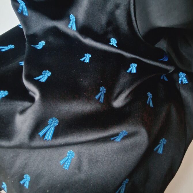 Jupe  longue Hermès en soie noire motifs rubans équestres – Image 8