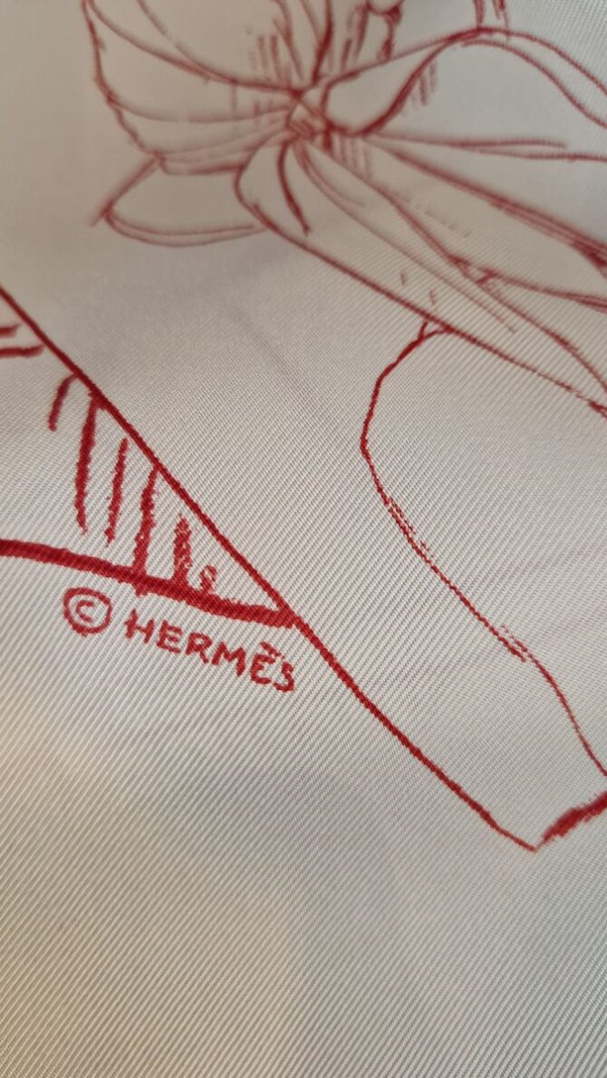 Carré Hermès Instructions sur l'art de nouer et porter votre carré Hermès – Image 8