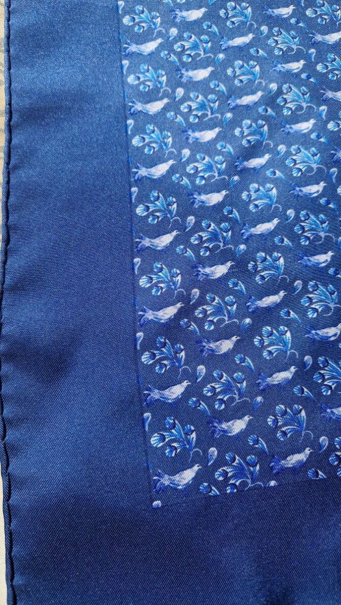 Pochette en soie Hermès motifs oiseaux – Image 4