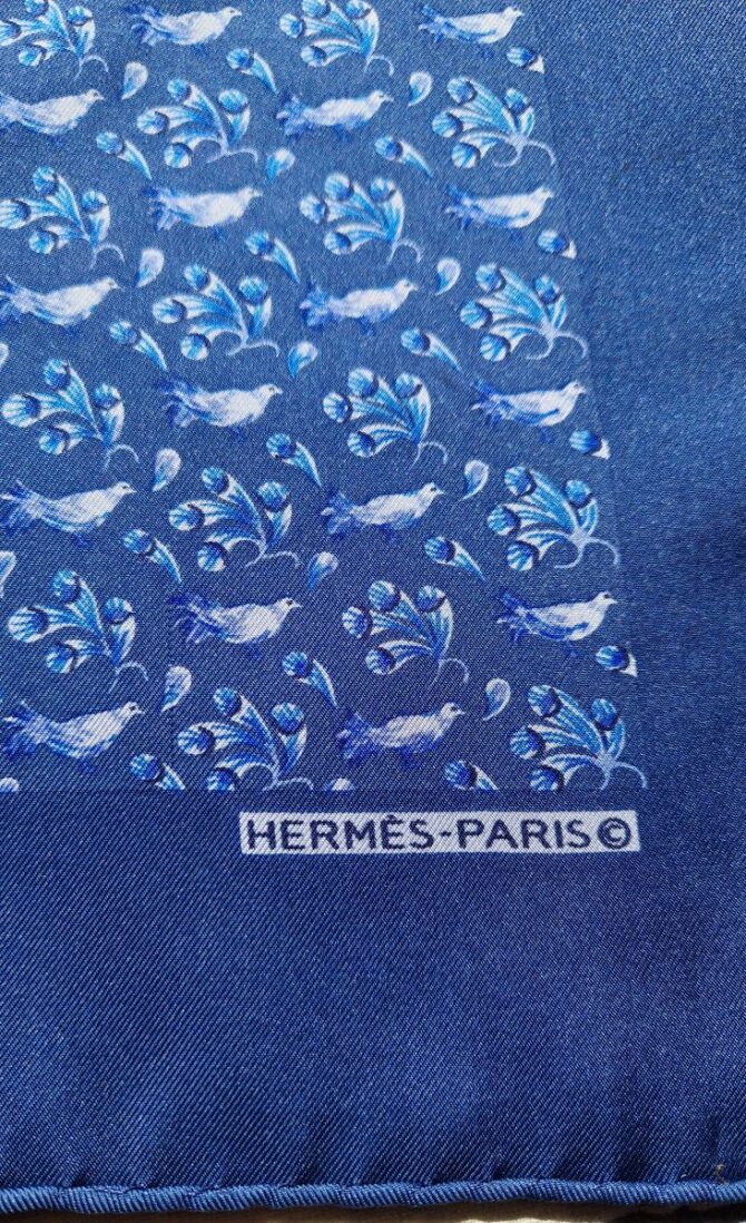 Pochette en soie Hermès motifs oiseaux – Image 2