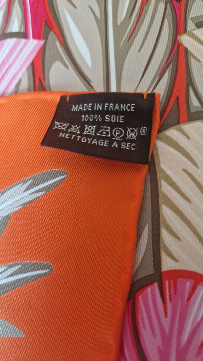 Carré Hermès Danse pacifique à l'état neuf , livré dans sa boîte , par Laurence Bourthoumieux 2022 – Image 4