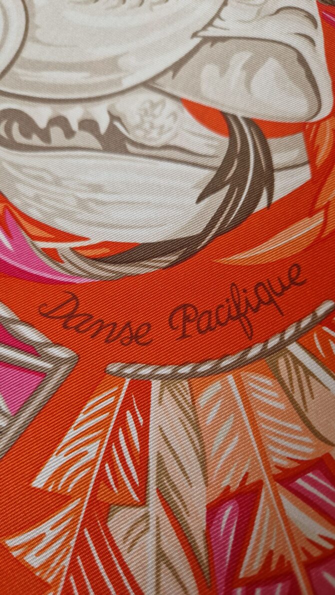 Carré Hermès Danse pacifique à l'état neuf , livré dans sa boîte , par Laurence Bourthoumieux 2022 – Image 5