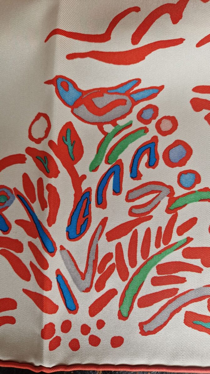 Ce carré Hermès  Isola di primavera par Mathieu Cossé a été édité en  2021 , il est à l'état neuf avec ses étiquettes.