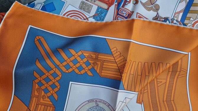 Carré Hermès double face De l'ombrelle aux duels à l'état neuf avec ses étiquettes – Image 5