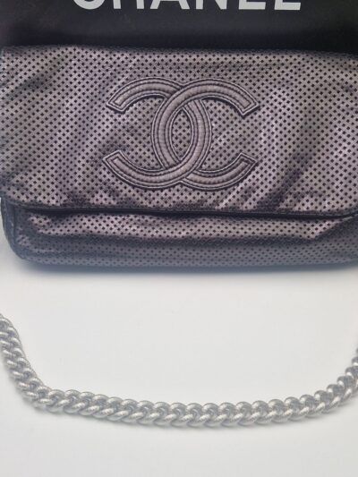 sac pochette chanel en cuir noir