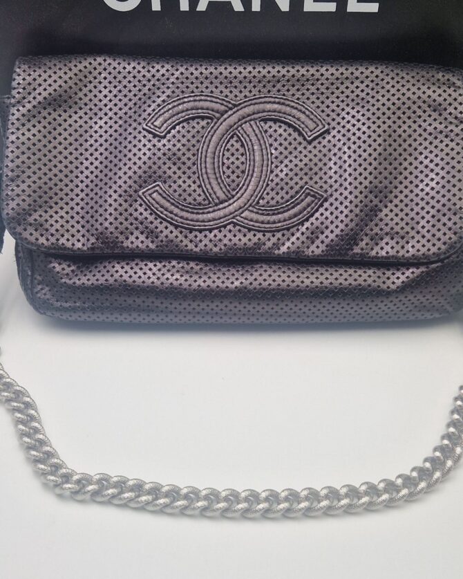 sac pochette chanel en cuir noir