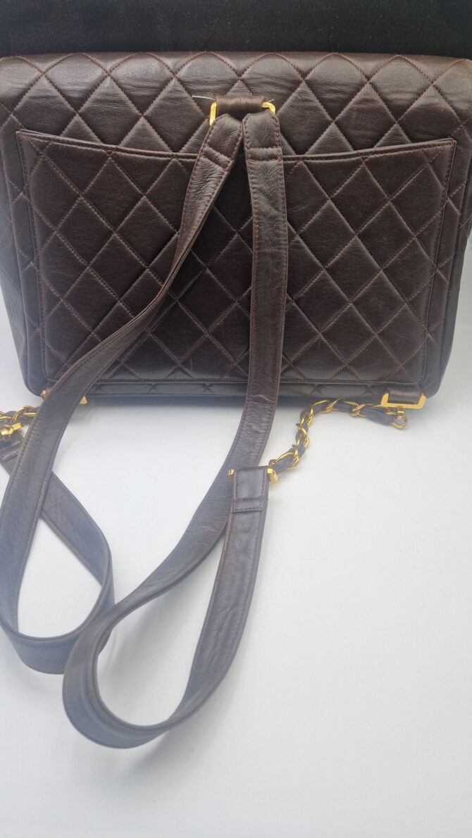 Sac à dos Timeless  Chanel en cuir marron matelassé . – Image 3