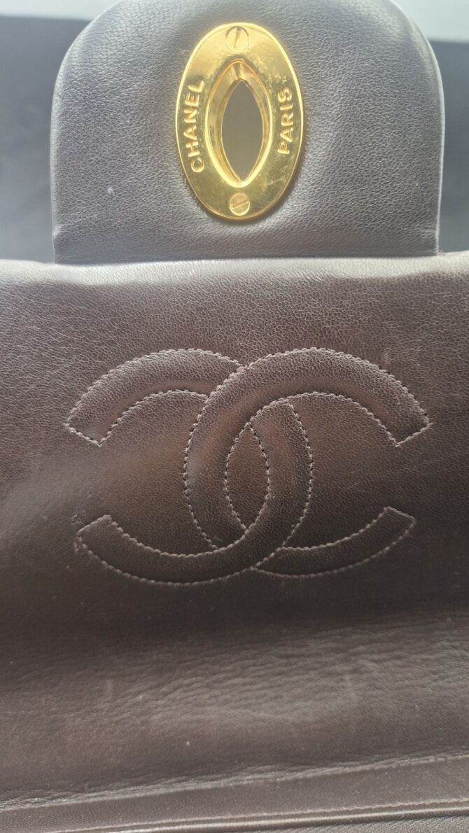 Sac à dos Timeless  Chanel en cuir marron matelassé . – Image 4